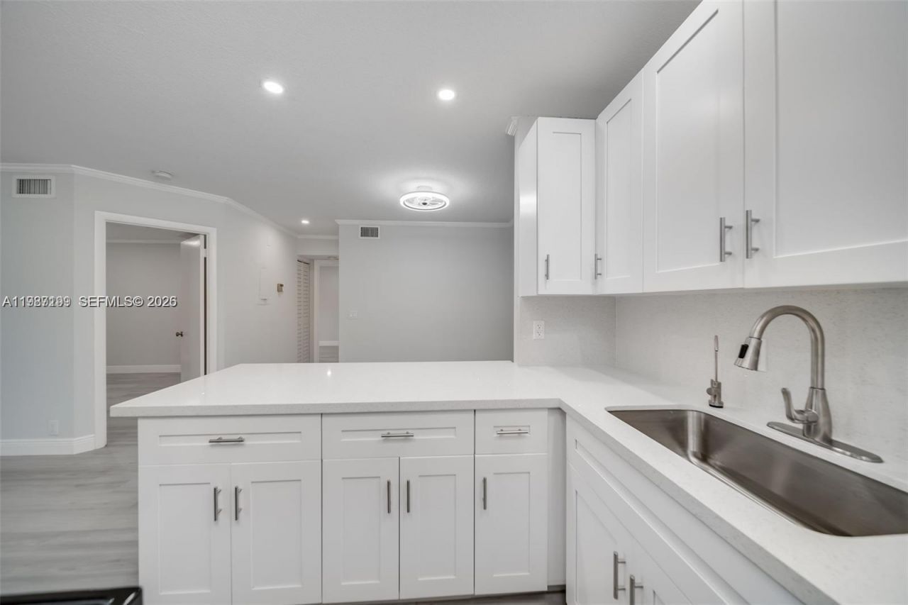 677 Trace Cir, Unit 211, Deerfield Beach, FL 33441 Photo