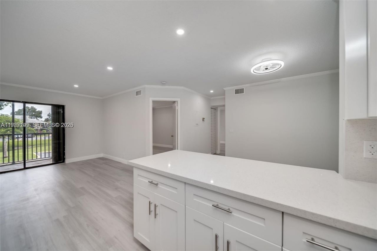 677 Trace Cir, Unit 211, Deerfield Beach, FL 33441 Photo