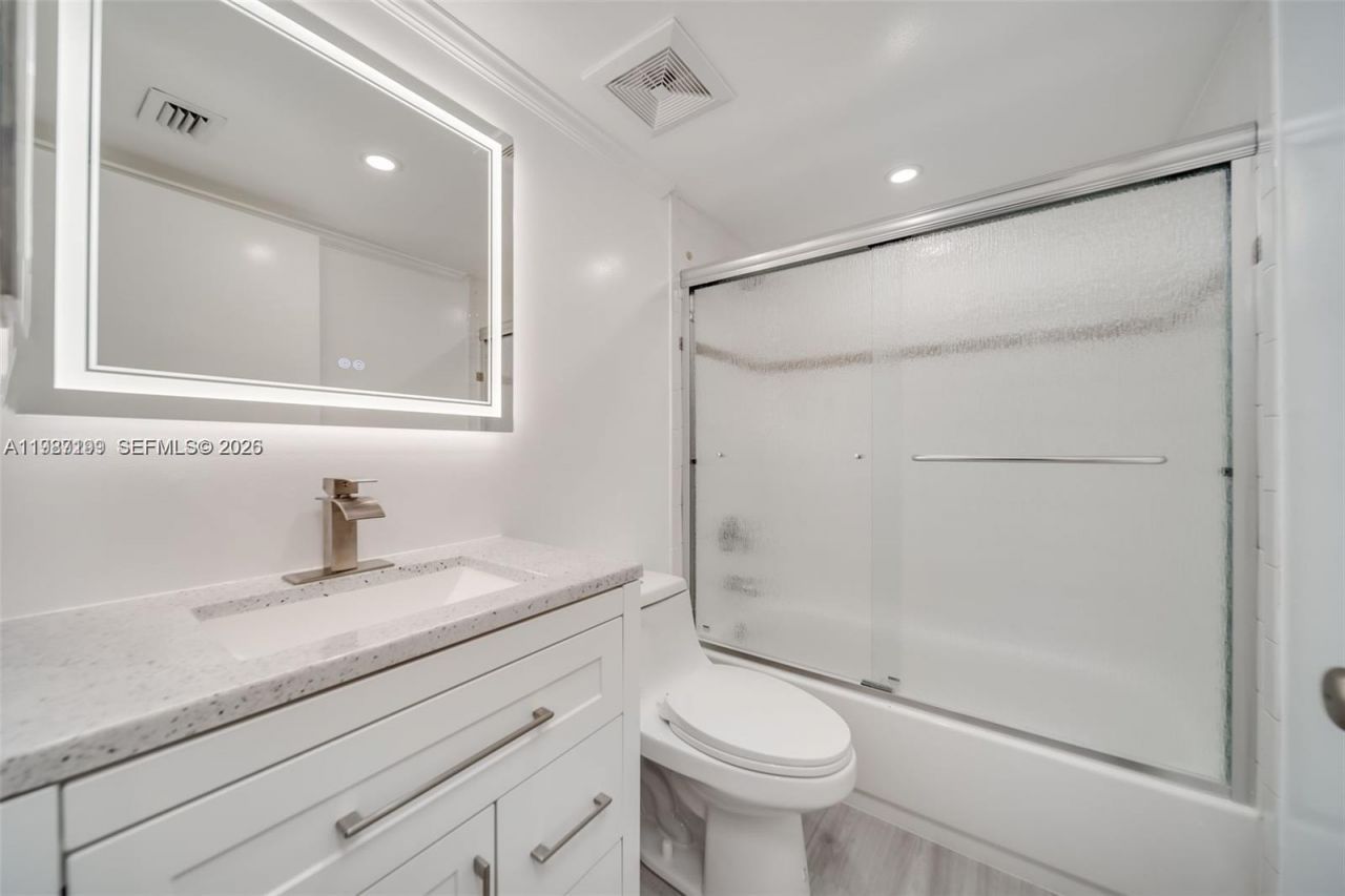 677 Trace Cir, Unit 211, Deerfield Beach, FL 33441 Photo