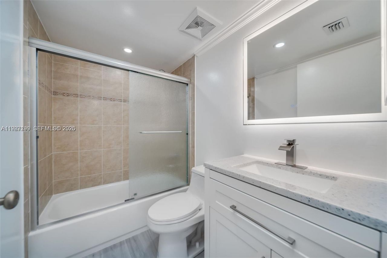 677 Trace Cir, Unit 211, Deerfield Beach, FL 33441 Photo