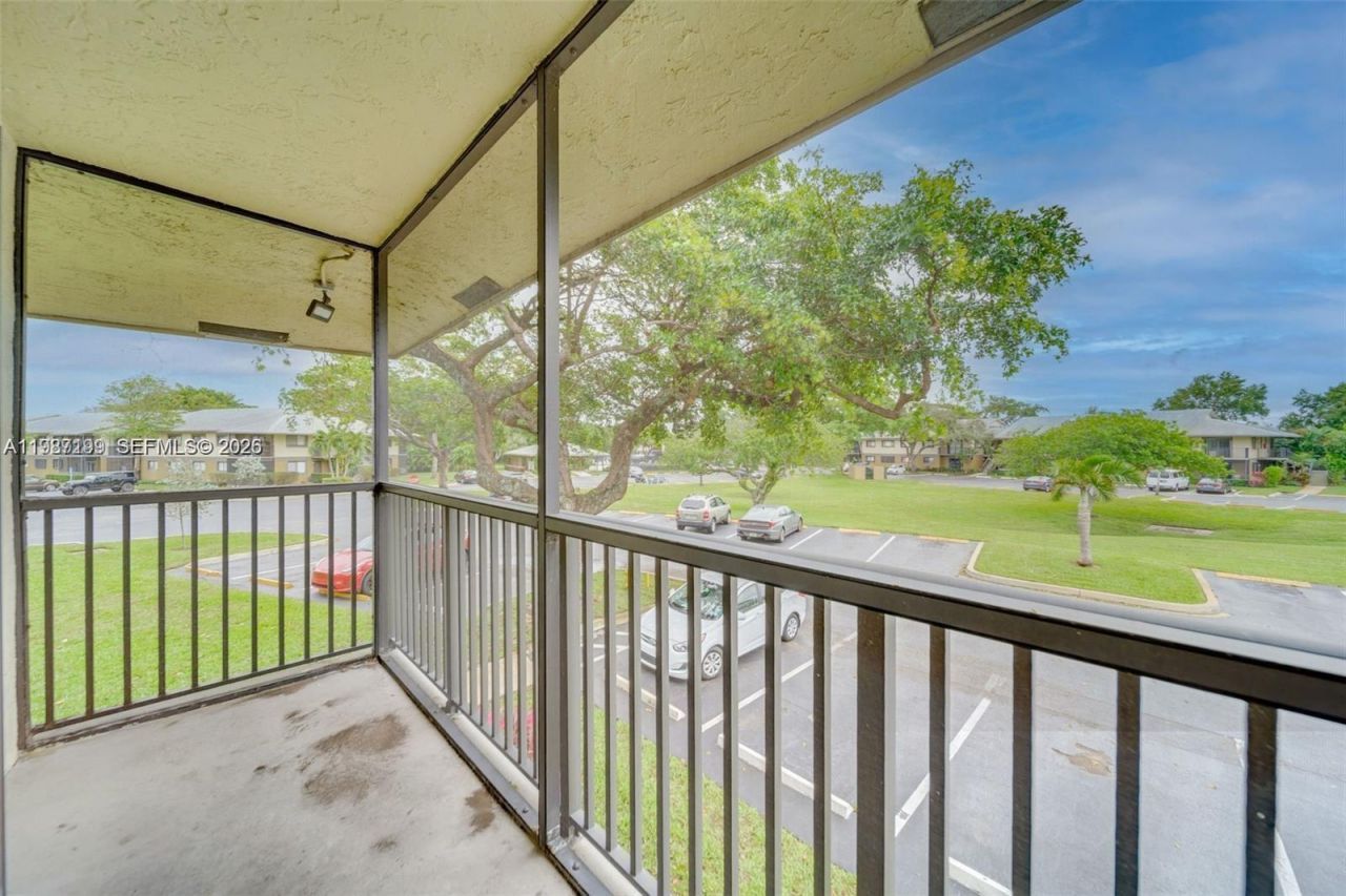 677 Trace Cir, Unit 211, Deerfield Beach, FL 33441 Photo