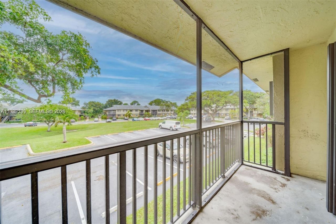 677 Trace Cir, Unit 211, Deerfield Beach, FL 33441 Photo