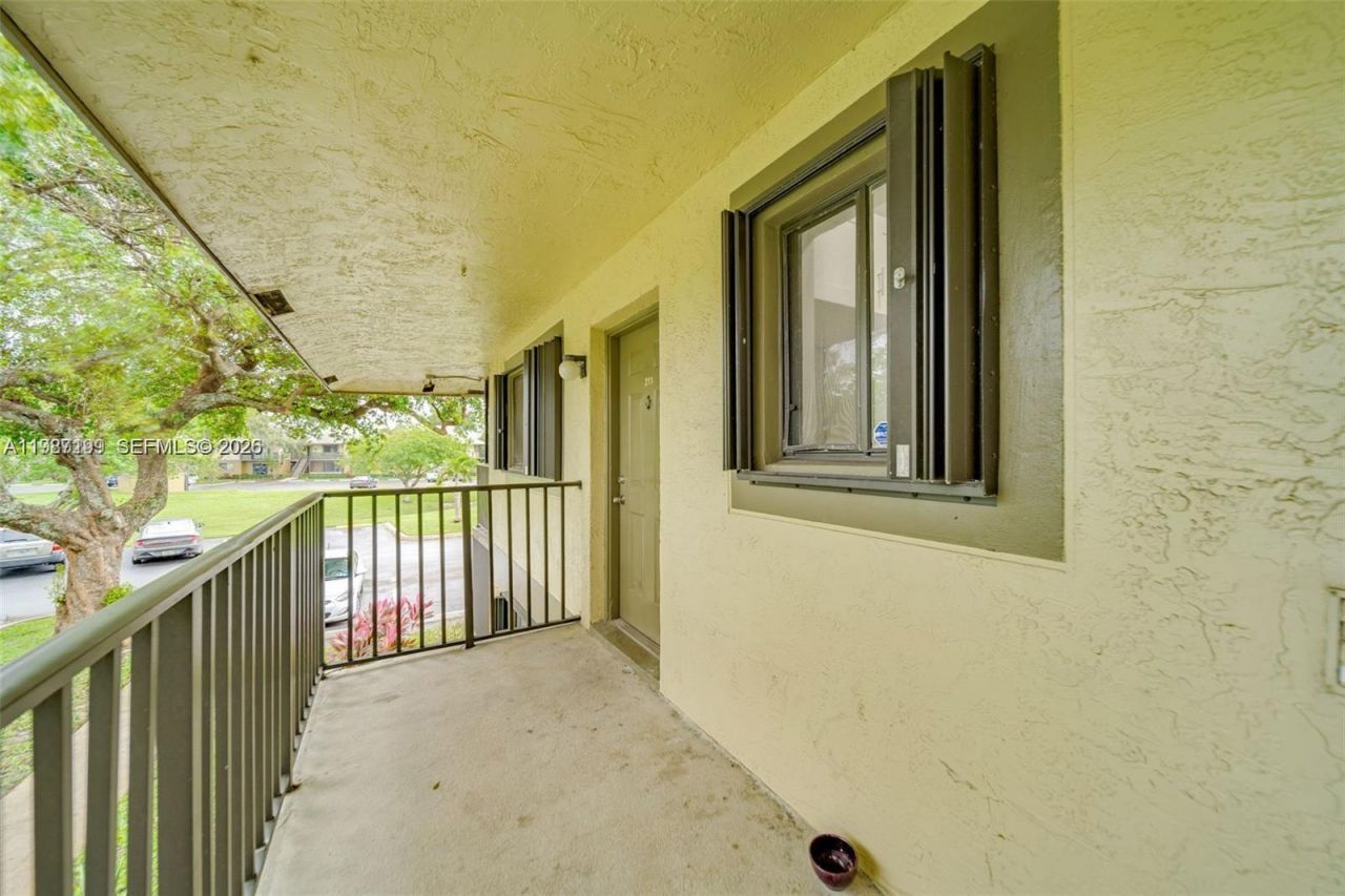 677 Trace Cir, Unit 211, Deerfield Beach, FL 33441 Photo