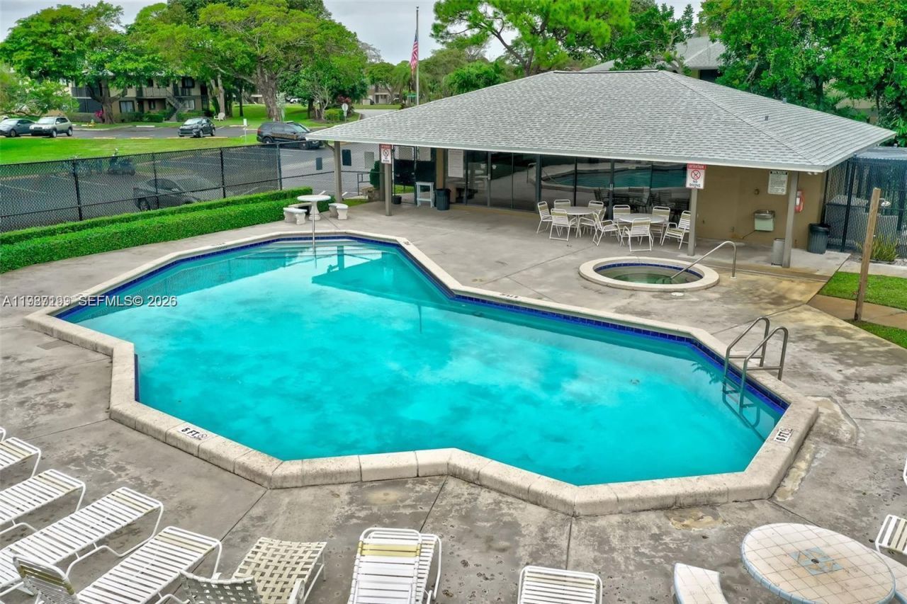 677 Trace Cir, Unit 211, Deerfield Beach, FL 33441 Photo