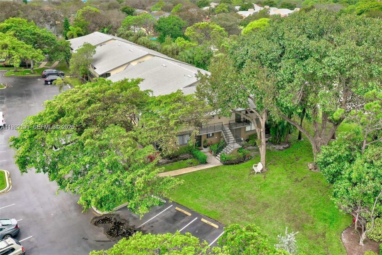 677 Trace Cir, Unit 211, Deerfield Beach, FL 33441 Photo