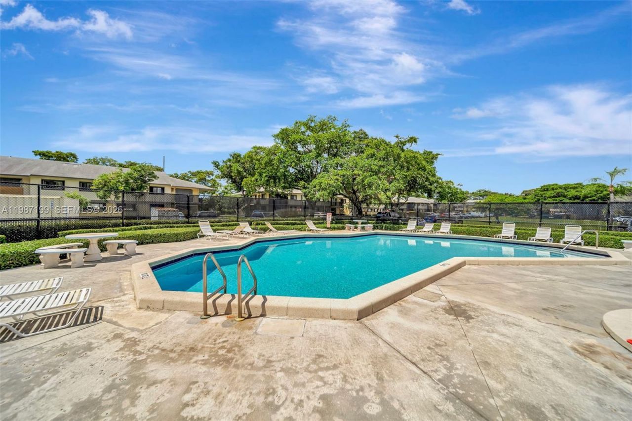 677 Trace Cir, Unit 211, Deerfield Beach, FL 33441 Photo