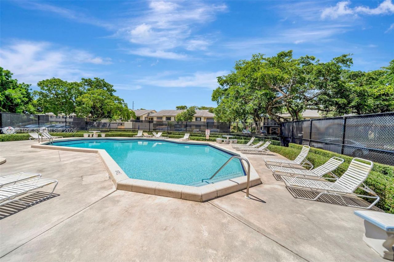 677 Trace Cir, Unit 211, Deerfield Beach, FL 33441 Photo