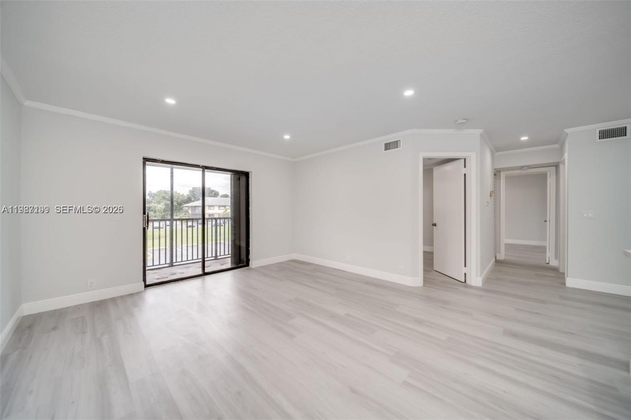 677 Trace Cir, Unit 211, Deerfield Beach, FL 33441 Photo