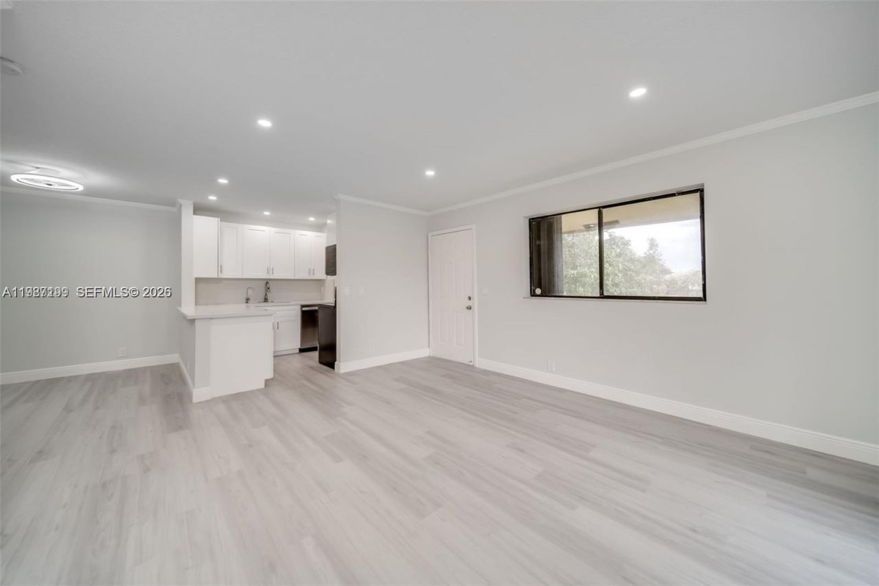 677 Trace Cir, Unit 211, Deerfield Beach, FL 33441 Photo