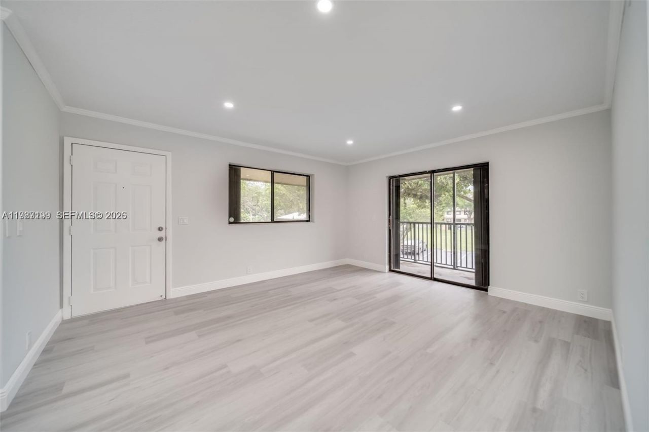 677 Trace Cir, Unit 211, Deerfield Beach, FL 33441 Photo