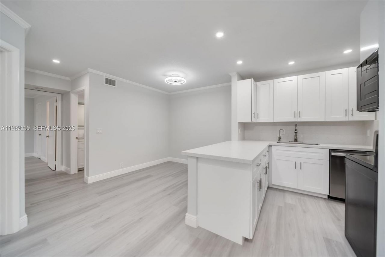 677 Trace Cir, Unit 211, Deerfield Beach, FL 33441 Photo