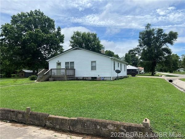 424 W Washington , Versailles, MO 65084