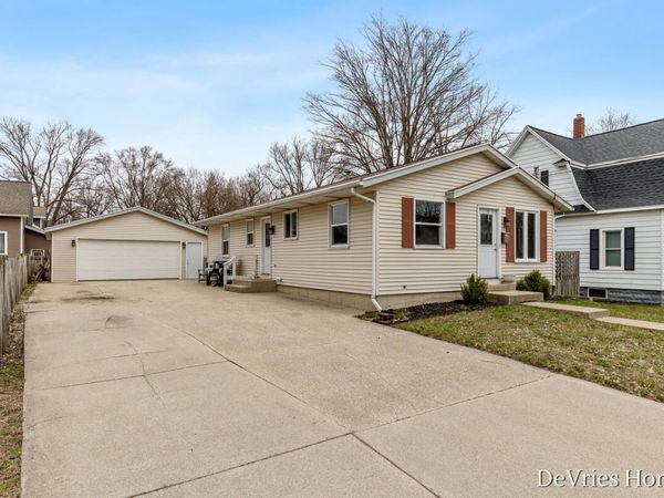 119 W McKinley Avenue, Zeeland, MI 49464