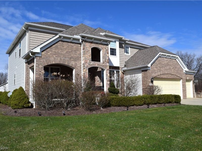 2027 Meadowood Boulevard , Twinsburg, OH 44087 Photo 3