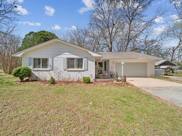 1501 N Fox Street , Chouteau, OK 74337