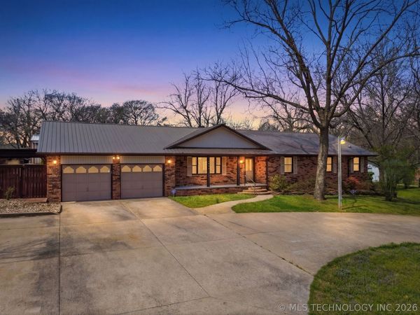 1001 N Hopi Street , Chouteau, OK 74337