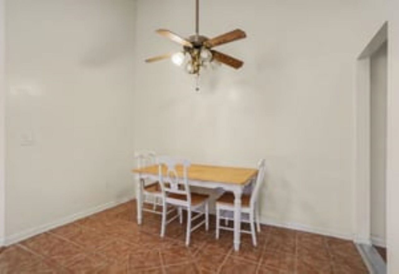 2620 Holmes Ct. S Photo 10