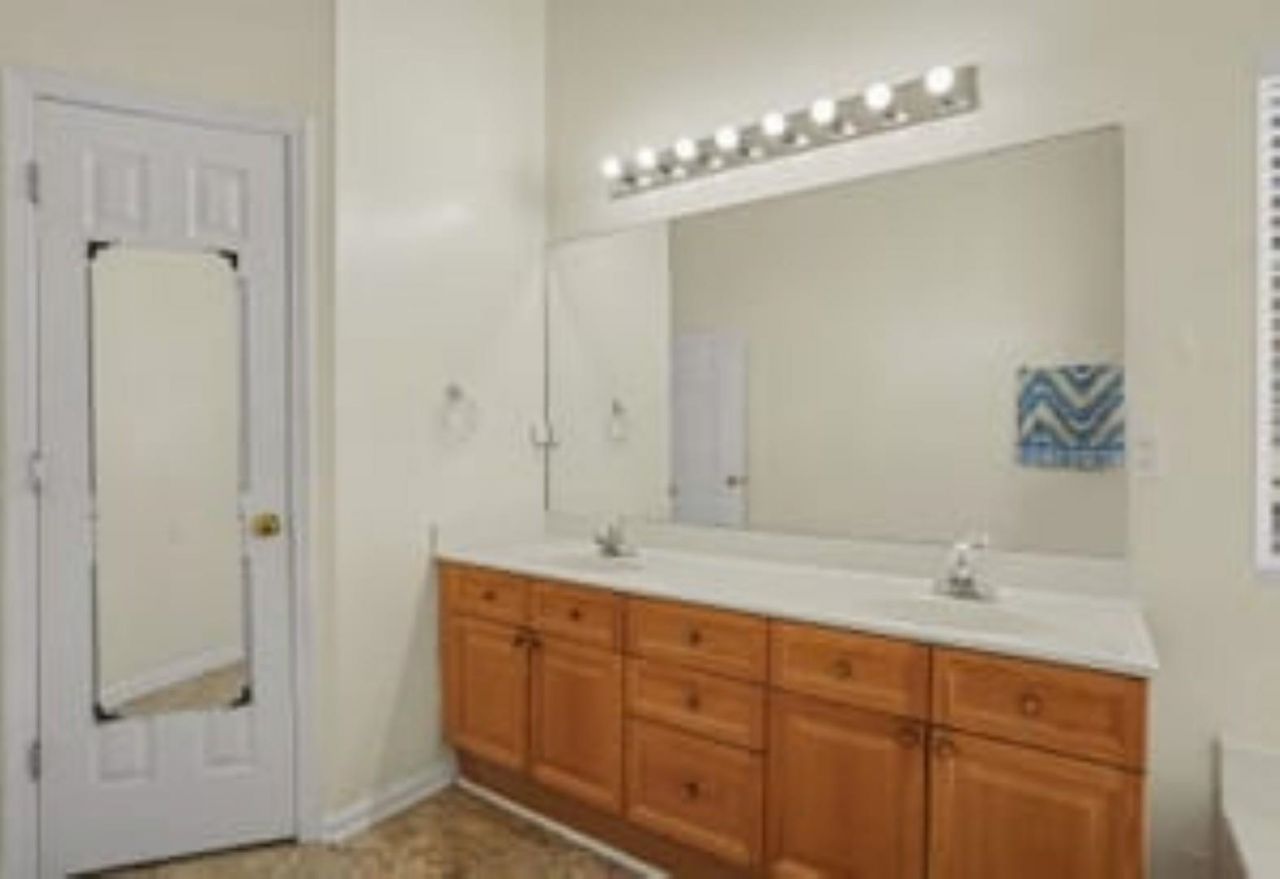 2620 Holmes Ct. S Photo 14