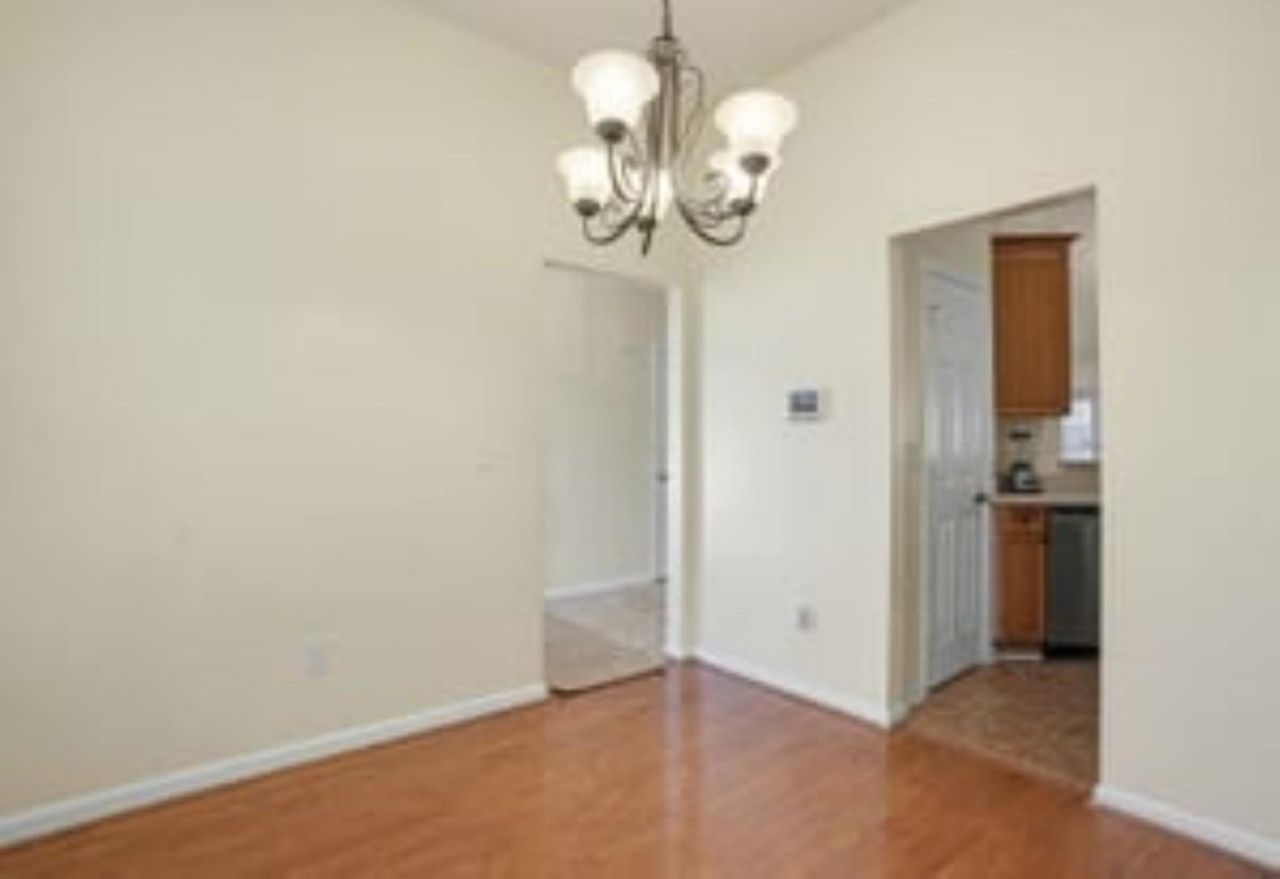 2620 Holmes Ct. S Photo 32