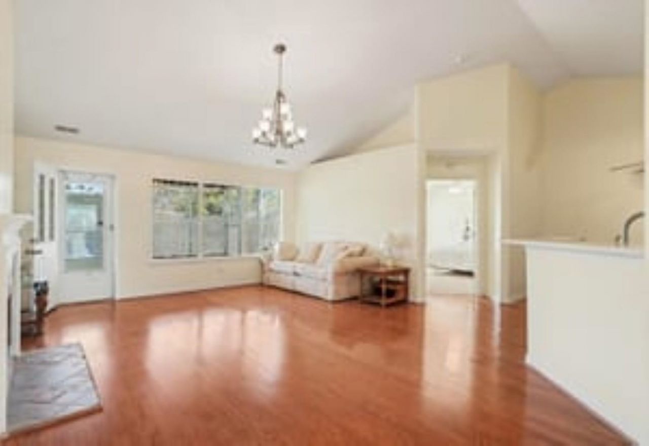 2620 Holmes Ct. S Photo 6