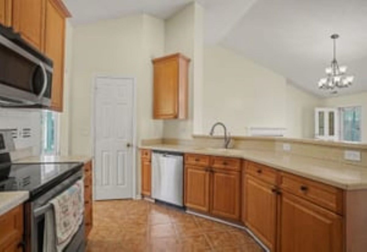 2620 Holmes Ct. S Photo 8