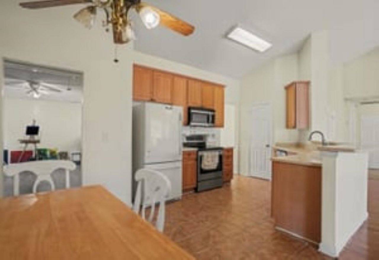 2620 Holmes Ct. S Photo 9