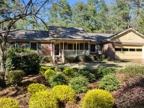 205 W Hedgelawn Way , Southern Pines, NC 28387