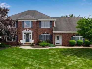 8145 Oak Leaf Lane, Williamsville, NY 14221