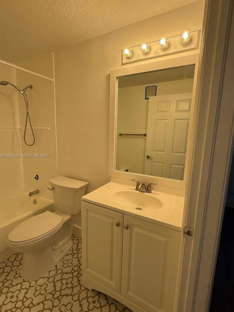 5610 NW 114 Pl, Unit 108, Doral, FL 33178 Photo