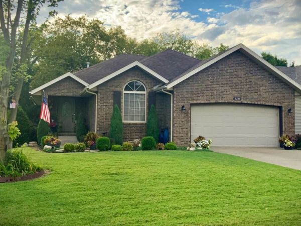 3249 S Creekside Drive S, Springfield, MO 65807