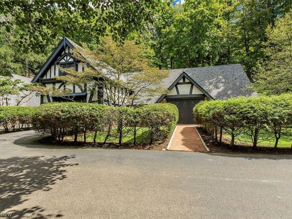 7020 S Woodland Road , Chagrin Falls, OH 44022