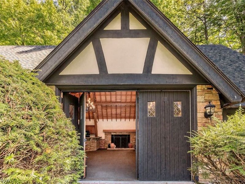 7020 S Woodland Road , Chagrin Falls, OH 44022 Photo 2