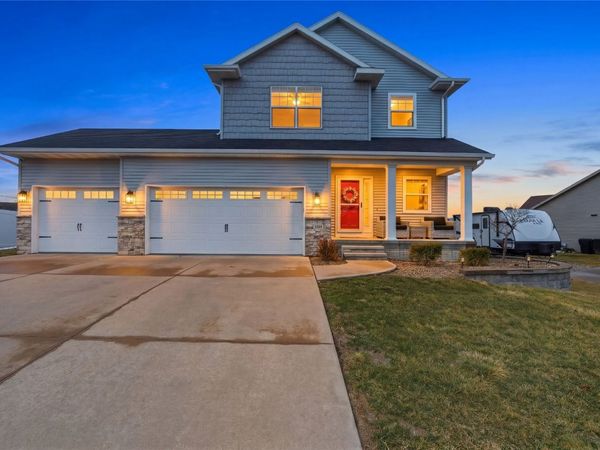 3014 Hillsboro Drive SW, Cedar Rapids, IA 52404