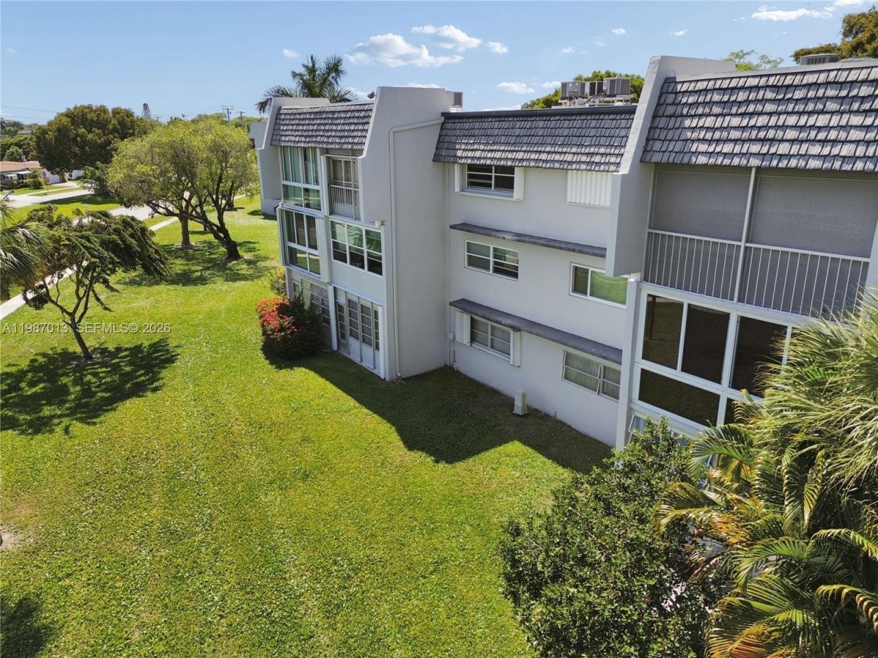 7887 Golf Circle Dr, Unit 203M, Margate, FL 33063 Photo