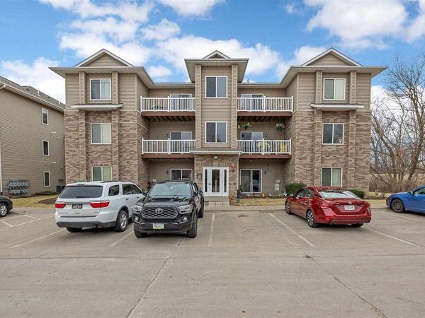 285 Sadler Ln, Unit 202, North Liberty, IA 52317
