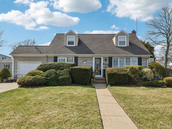 2002 Murray Place , Merrick, NY 11566