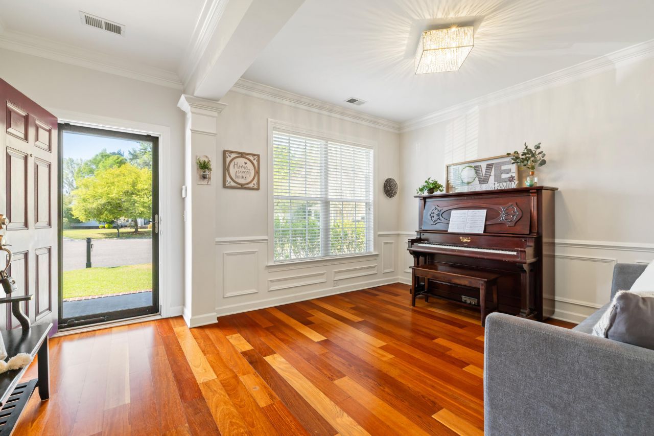 102 Plank Court Photo 8