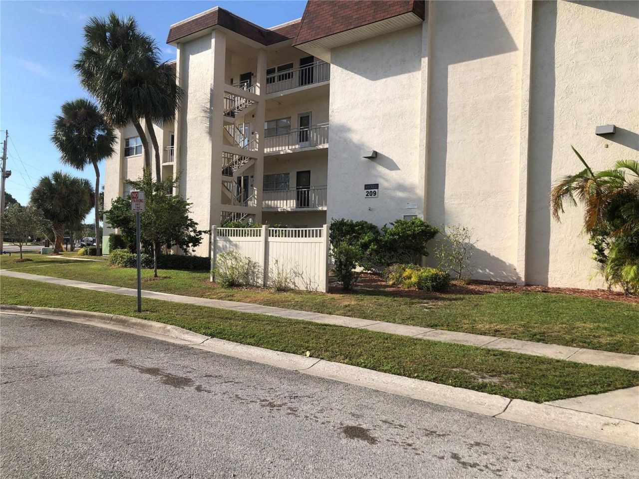 209 NE Lincoln Circle N, Unit 406, Saint Petersburg, FL 33702 Photo