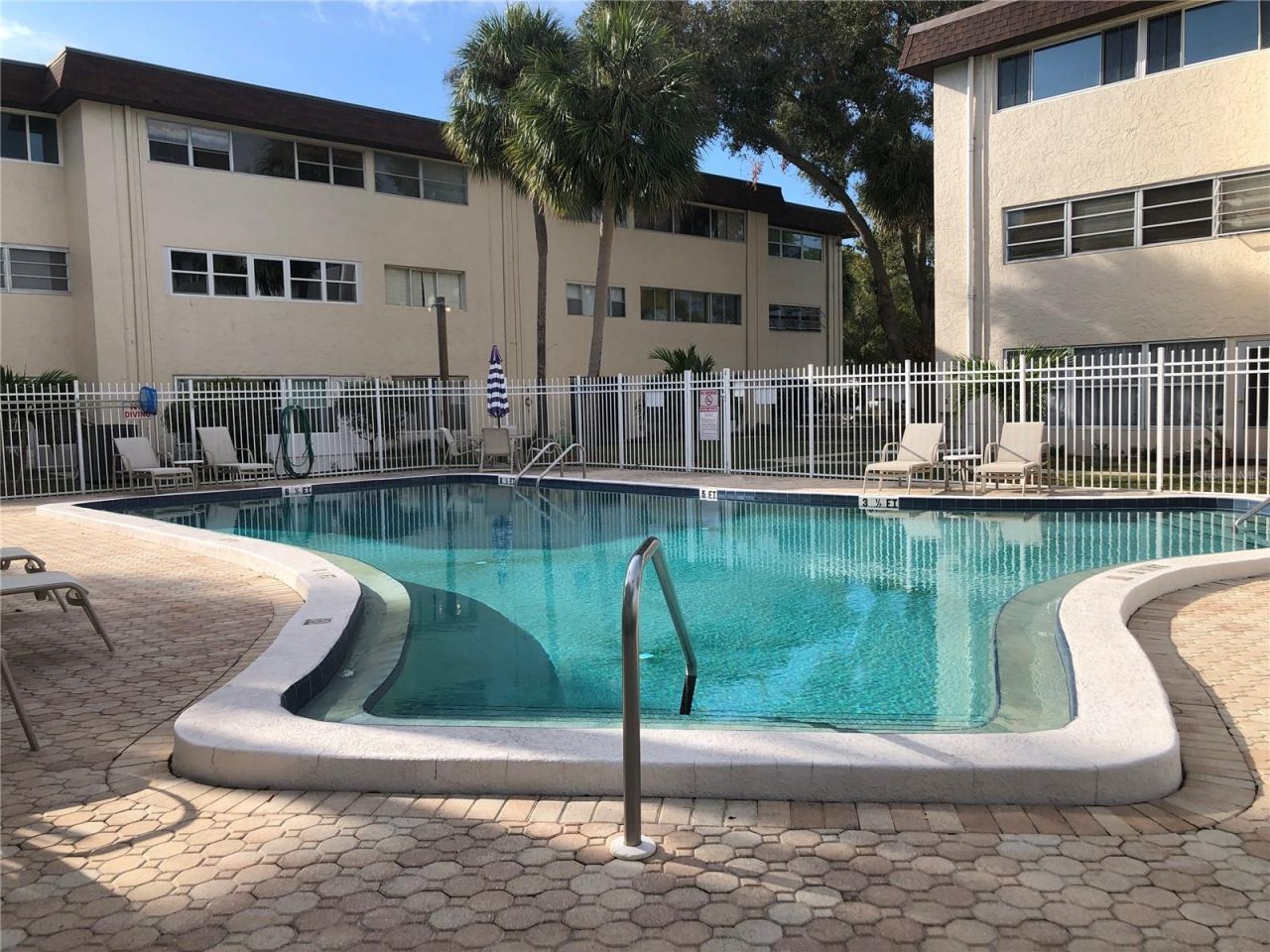 209 NE Lincoln Circle N, Unit 406, Saint Petersburg, FL 33702 Photo