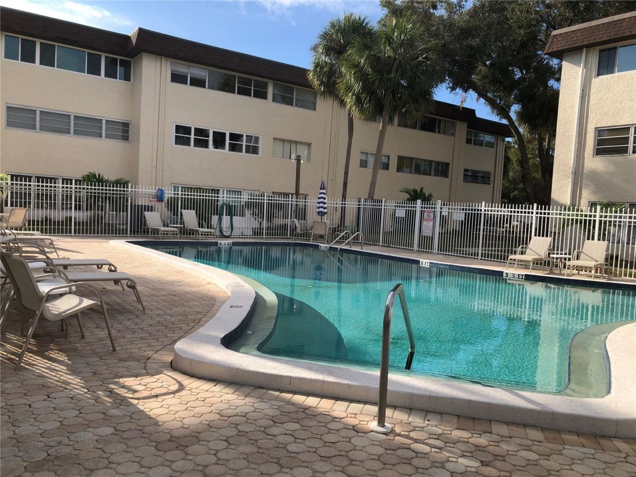 209 NE Lincoln Circle N, Unit 406, Saint Petersburg, FL 33702 Photo