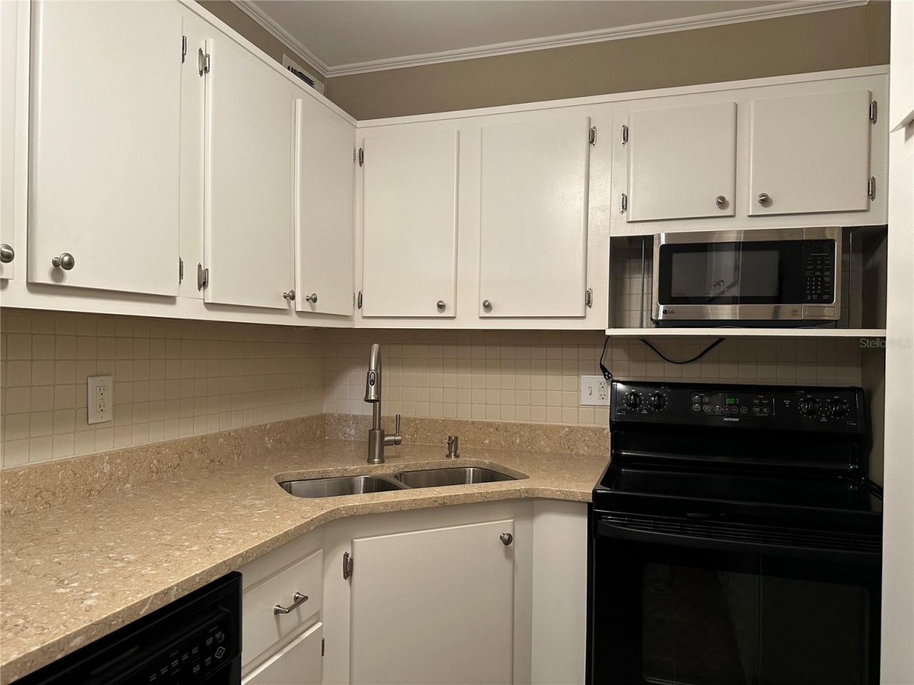 209 NE Lincoln Circle N, Unit 406, Saint Petersburg, FL 33702 Photo