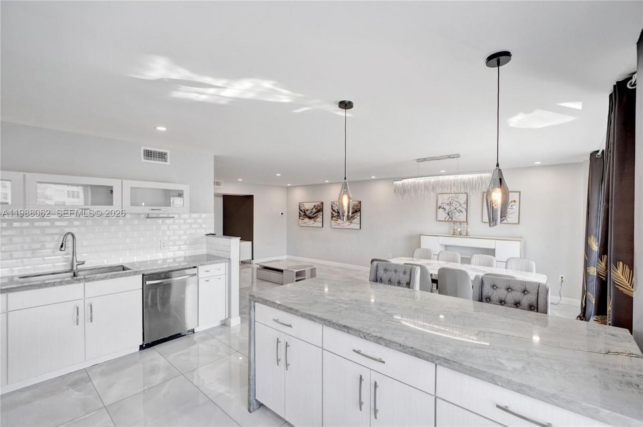 1075 92nd St , Unit 405, Bay Harbor Islands, FL 33154 Photo