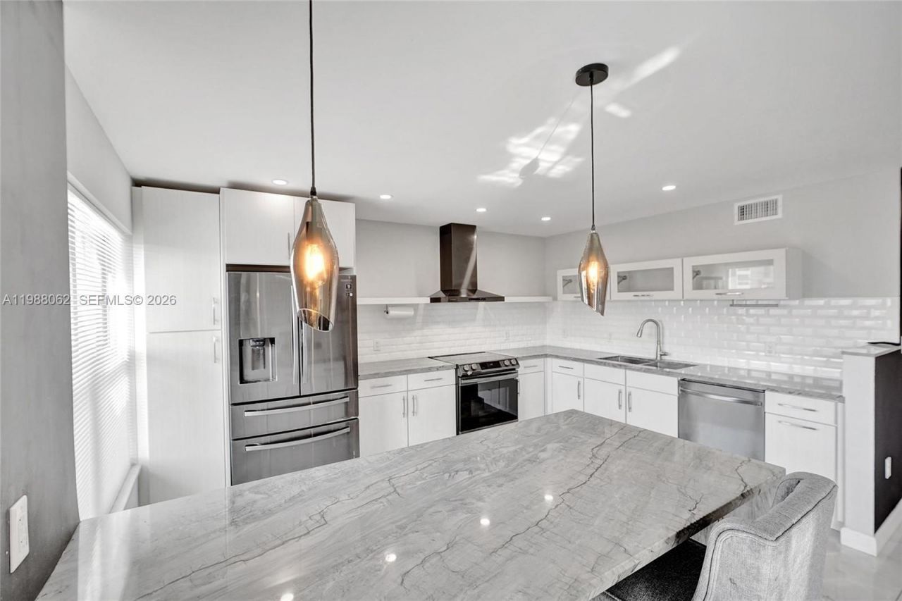 1075 92nd St, Unit 405, Bay Harbor Islands, FL 33154 Photo