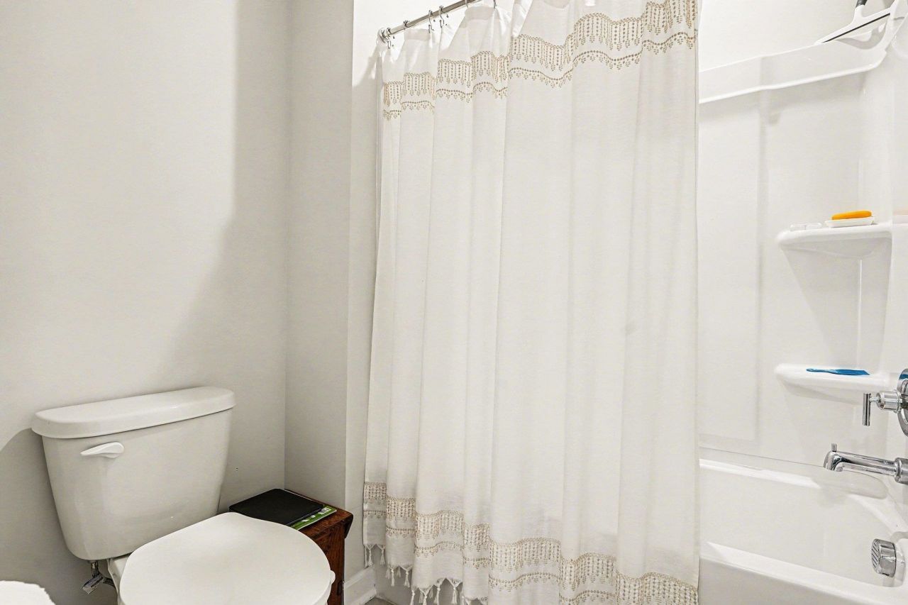 8002 Watercress St  Photo 21