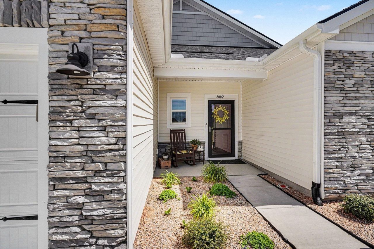 8002 Watercress St  Photo 4