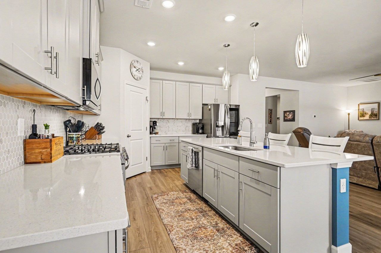 8002 Watercress St  Photo 7