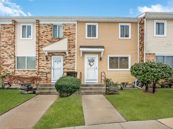 8 Town House Drive , Massapequa Park, NY 11762