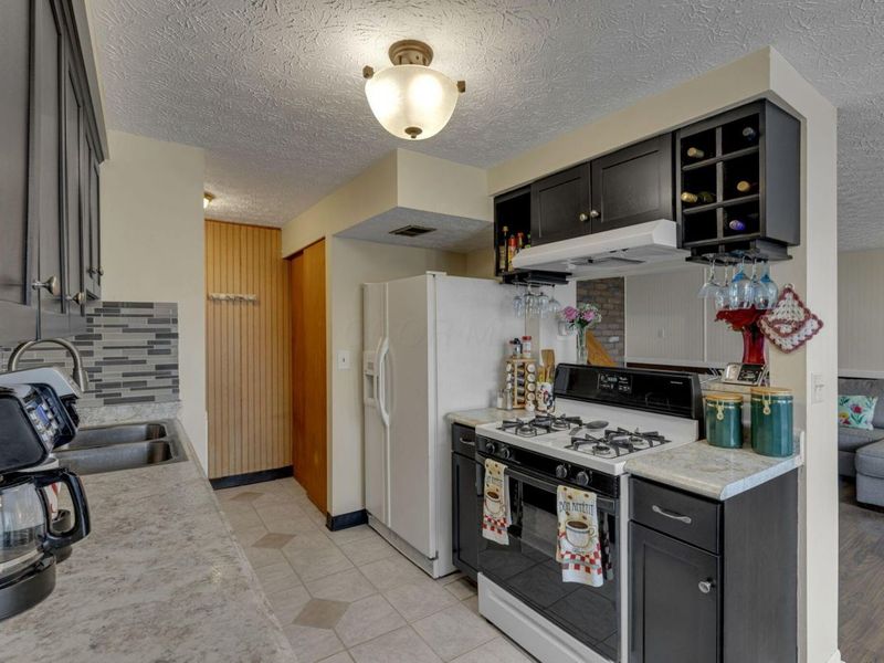 703 Cherry Hollow Road, Columbus, OH 43228 Photo 12