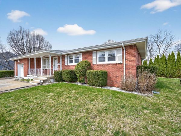 7 1st Avenue, Bayville, NY 11709