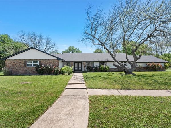 1049 W Moonlight Drive, Robinson, TX 76706